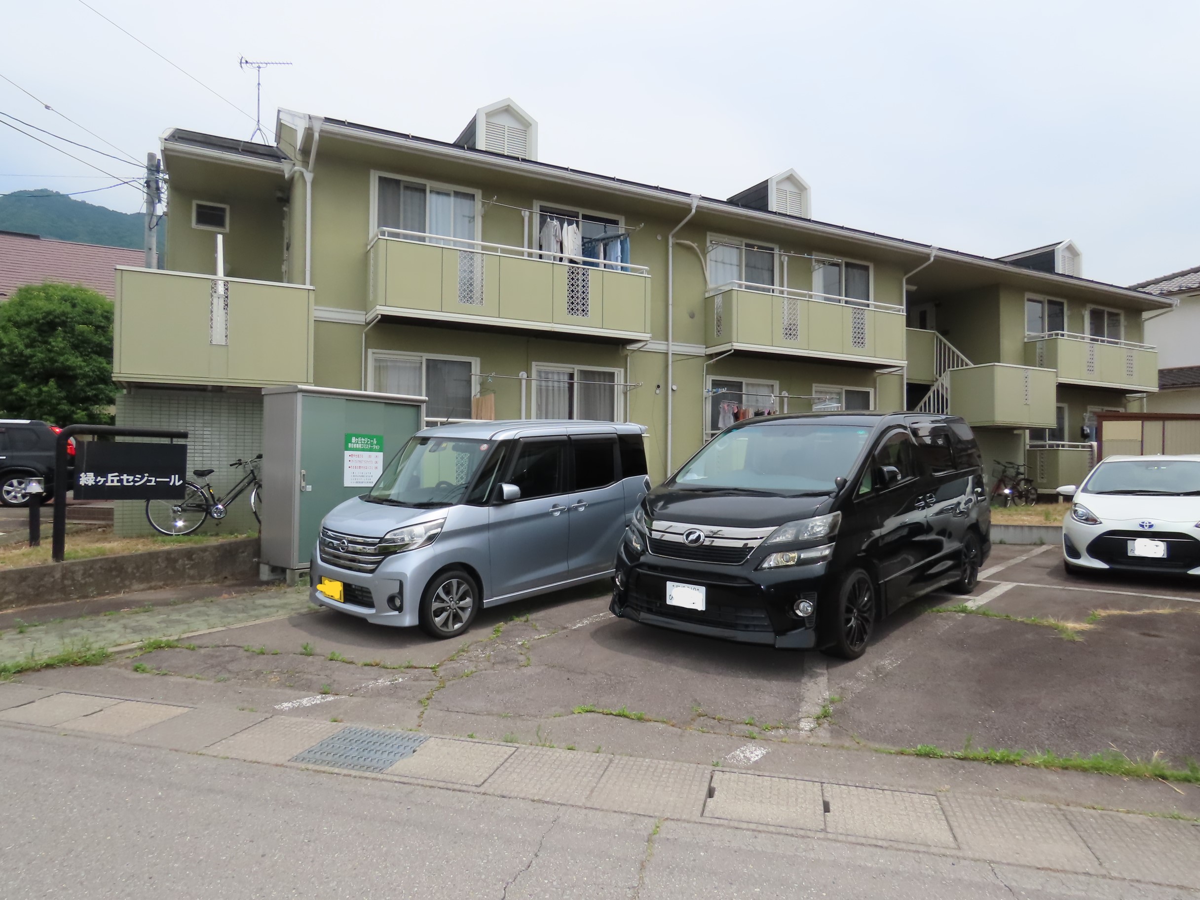 上田市緑が丘のアパートの建物外観