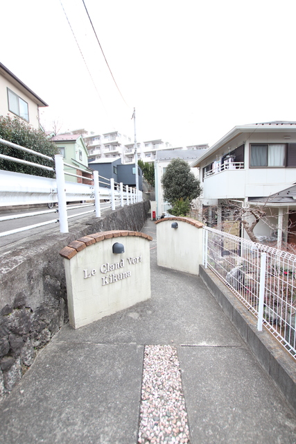 【横浜市港北区大豆戸町のアパートのエントランス】