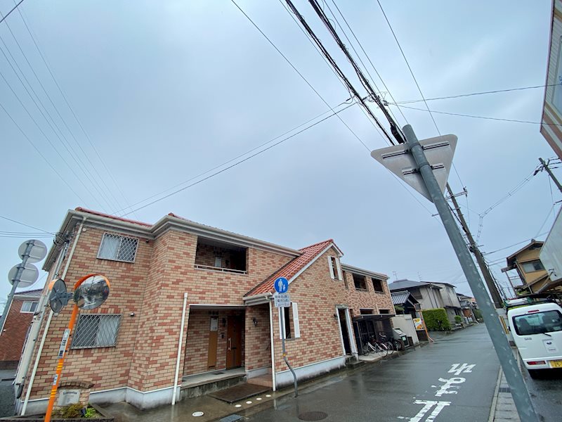 【姫路市飾磨区阿成渡場のアパートの建物外観】