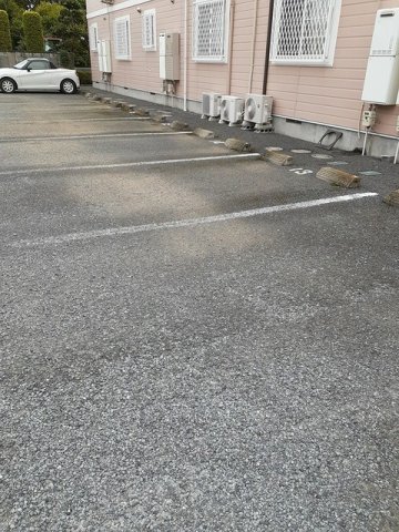 【伊勢崎市上諏訪町のアパートの駐車場】