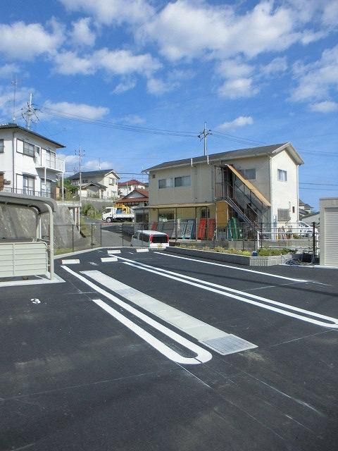 【イースト　レリアンスＡの駐車場】