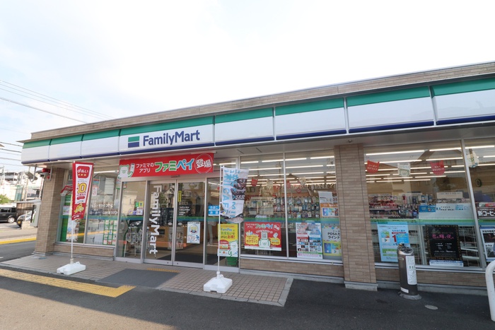 コンビニ　ファミマ（コンビニ）まで800m