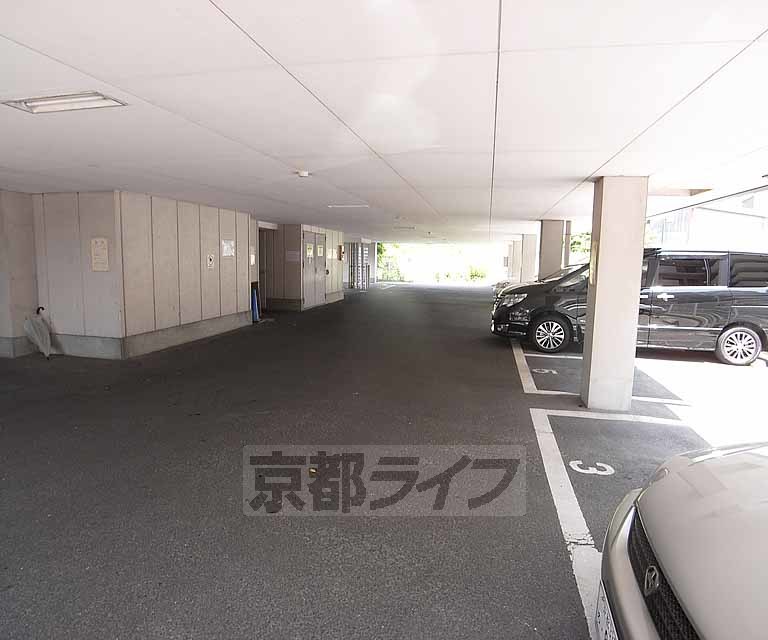 【京都市伏見区横大路貴船のマンションの駐車場】