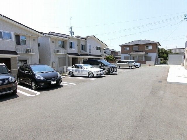 【津市川方町のアパートの駐車場】