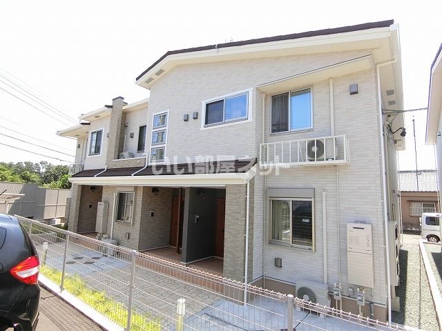 【津市川方町のアパートの建物外観】