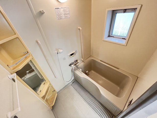 バス・シャワールーム　コンパクトで使いやすいお風呂です