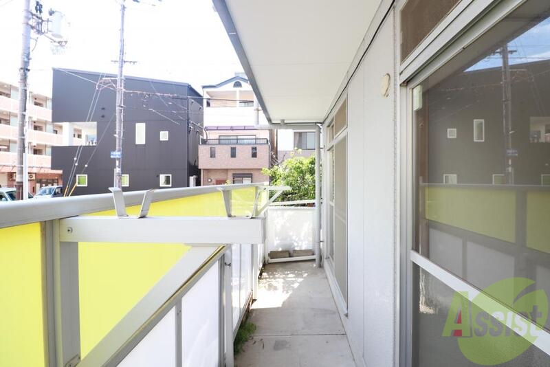 バルコニー　バルコニーに面し、開放的な洋室