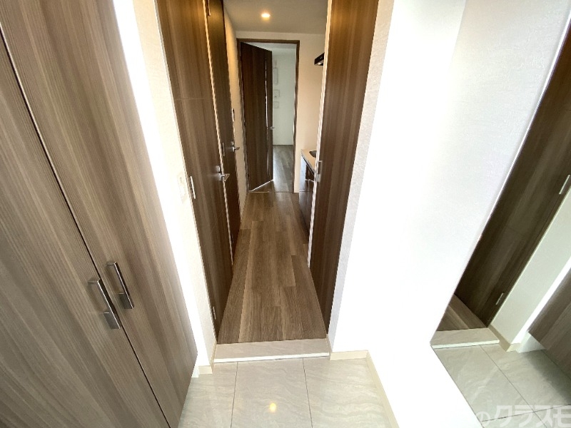 居室・リビング　玄関を一歩入ると・・・こんな感じです。