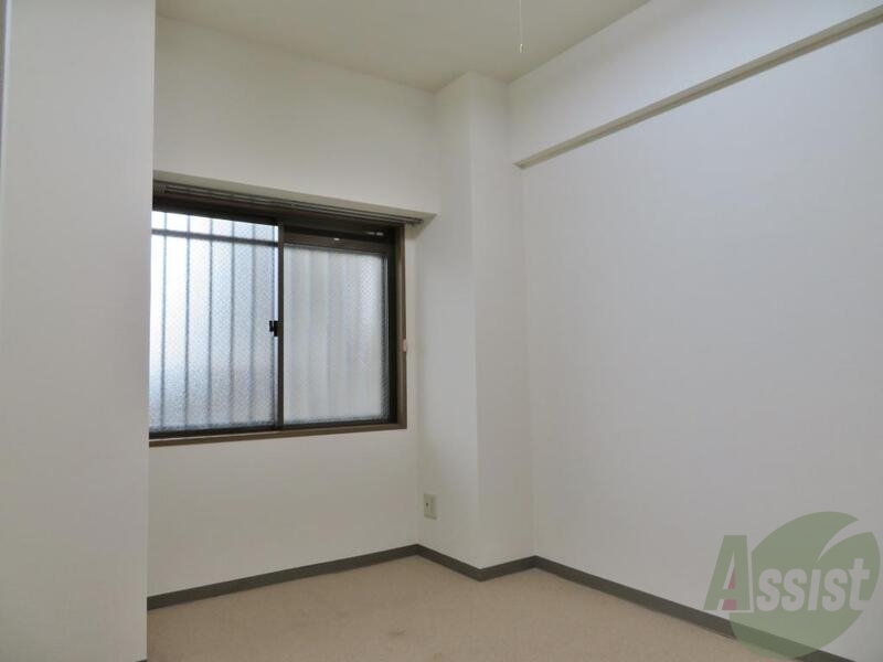 その他部屋・スペース　こちらは洋室５．６畳の洋室、ベッドを置いて寝室にもいいかも