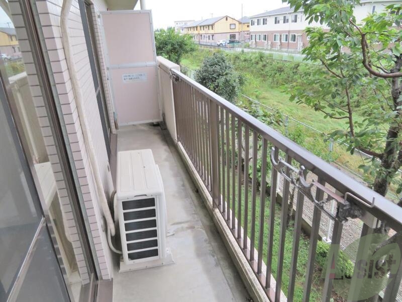 バルコニー　南向きのベランダでお洗濯ものも効率よく乾きそうです