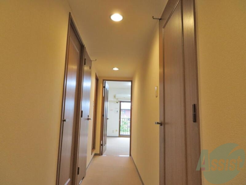 玄関　玄関から奥のリビングまでの直線、風通しも良さそうです