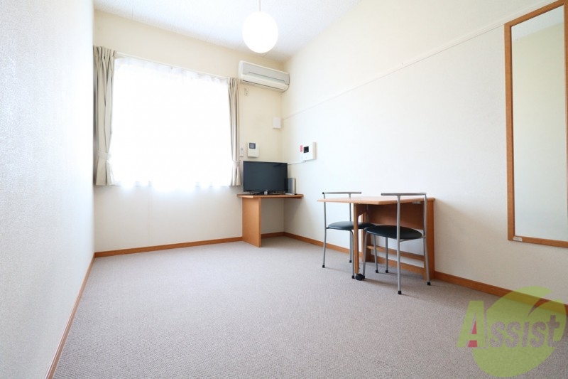 居室・リビング　天井が高く開放的