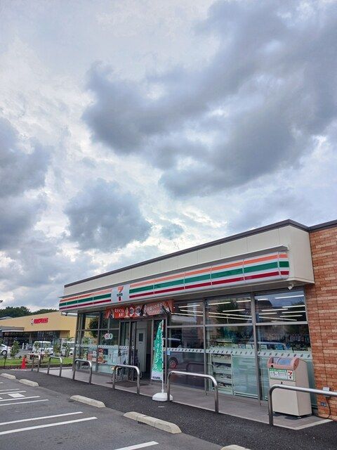 コンビニ　セブンイレブン（コンビニ）まで192m