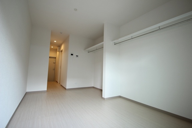 居室・リビング　同物件別室