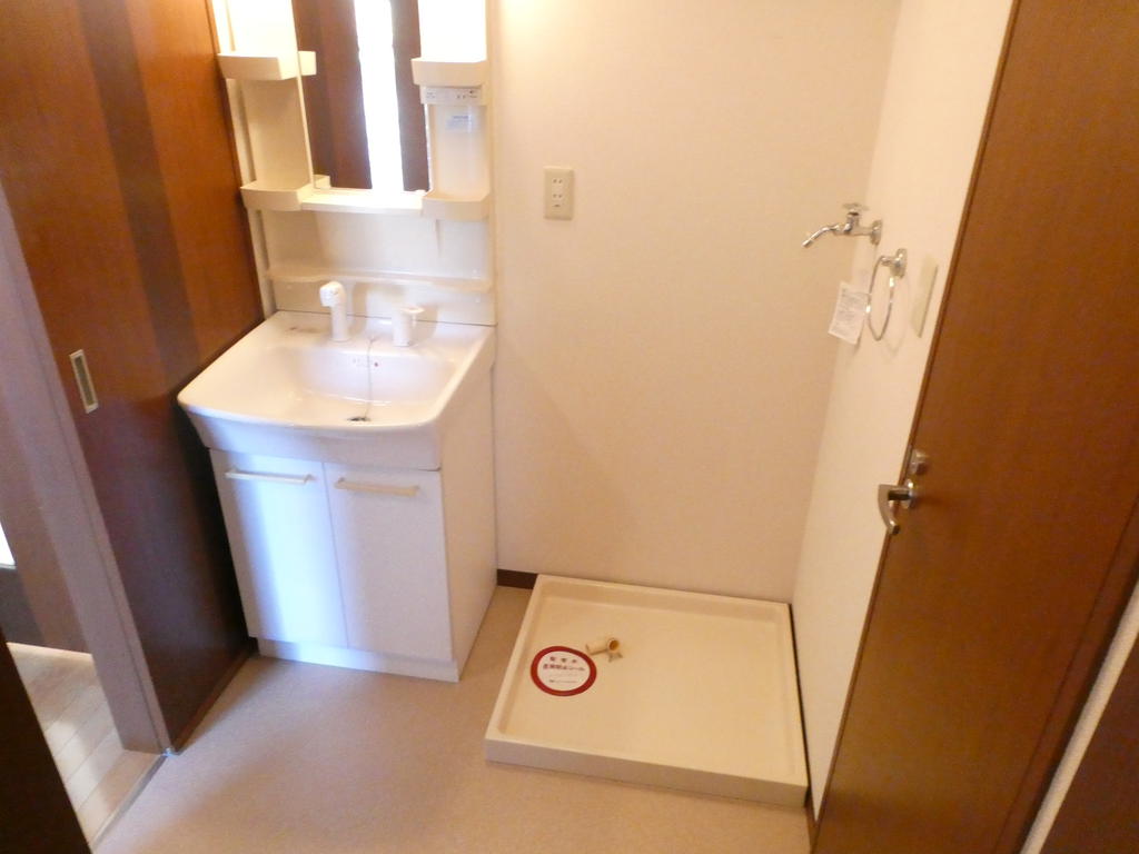 洗面設備　写真・動画・パノラマは同物件別部屋のものです。