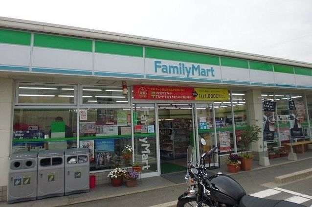 コンビニ　ファミリーマート（コンビニ）まで850m