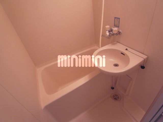 バス・シャワールーム　お手入れしやすいユニットバスです