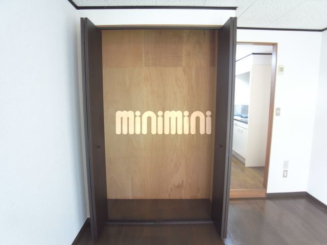 収納　洋室の収納です。高さがあります