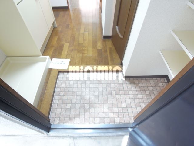 玄関　靴置き棚つきの玄関です