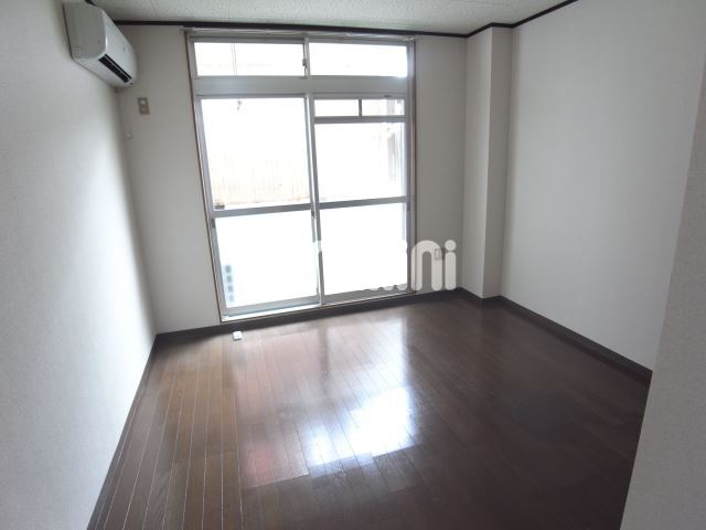 居室・リビング　窓が大きい洋室です