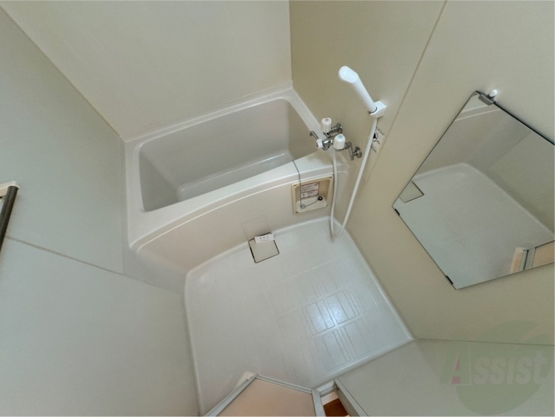 バス・シャワールーム　バスルームは狭すぎず、シャワーも浴びやすそうです。