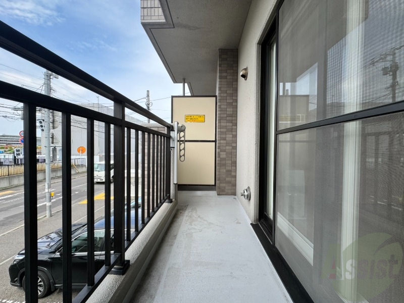 バルコニー　バルコニー。洗濯物がはかどりそうな広さがありますよ。