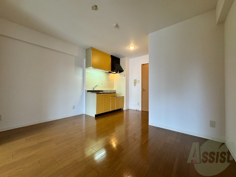 居室・リビング　木目のフローリングは落ち着きのある印象のお部屋になりますね。