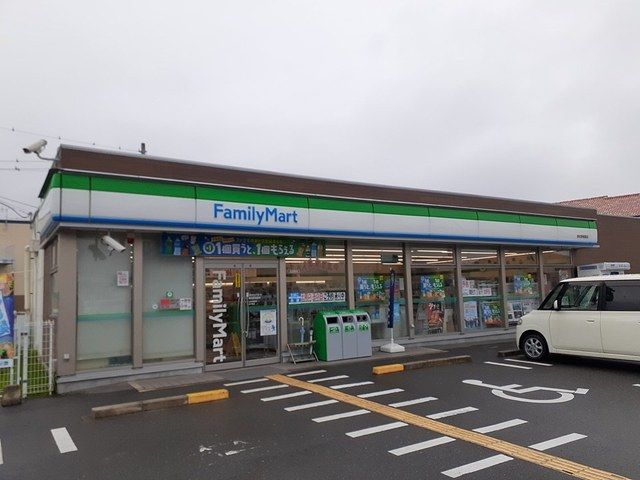 コンビニ　ファミリーマート様（コンビニ）まで479m