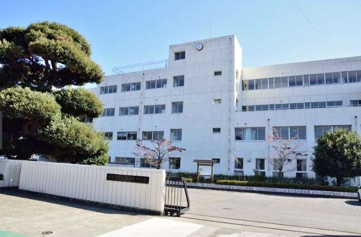 中学校　伊勢原市立伊勢原中学校（中学校）まで791m