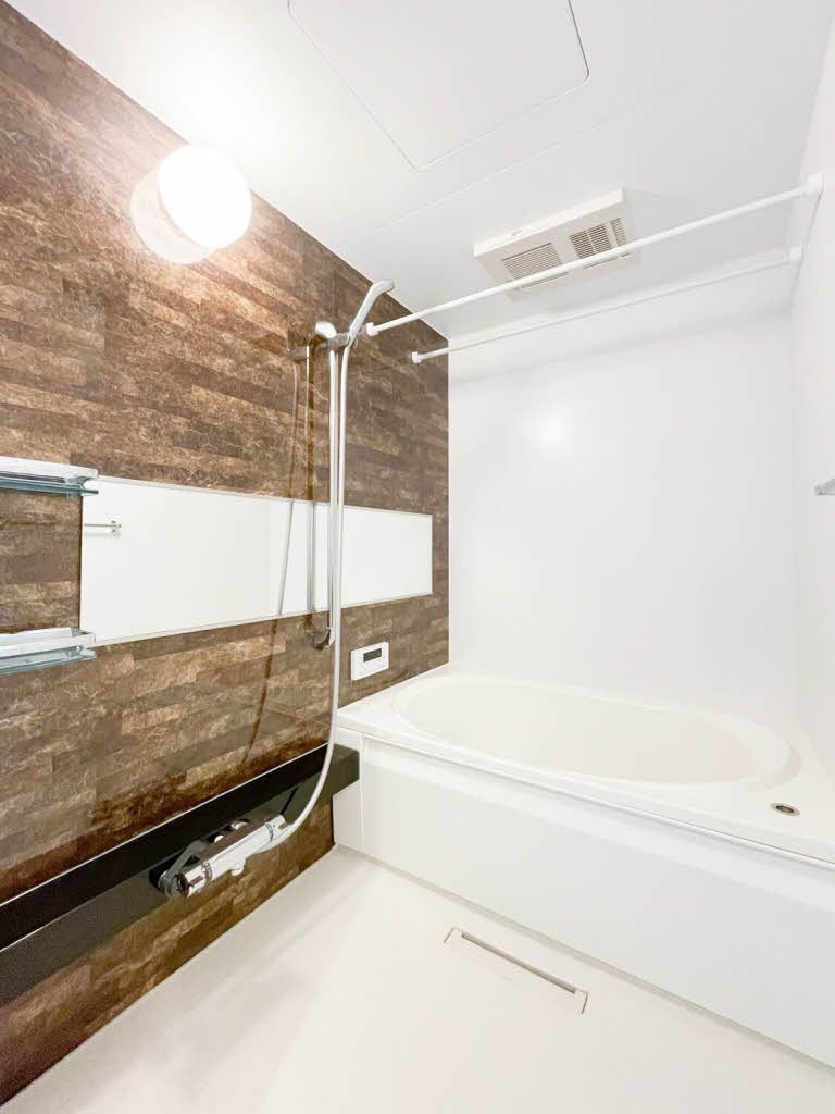 バス・シャワールーム　浴室です。（浴室乾燥機、追い焚き機能付き）