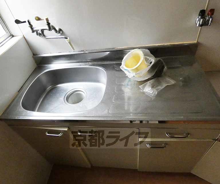 キッチン　・西側のお部屋写真です　改装前の状態です