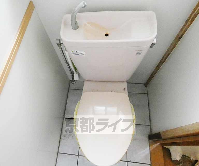 トイレ　・西側のお部屋写真です　改装前の状態です