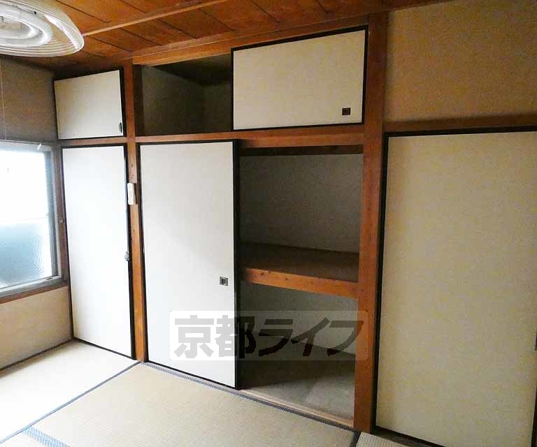 収納　・西側のお部屋写真です　改装前の状態です