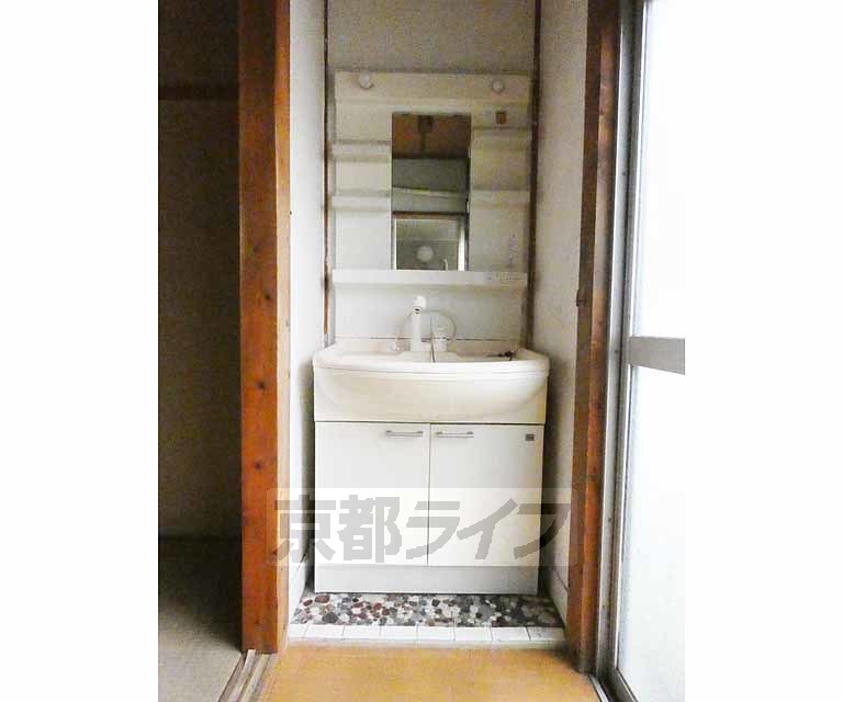 洗面設備　・西側のお部屋写真です　改装前の状態です