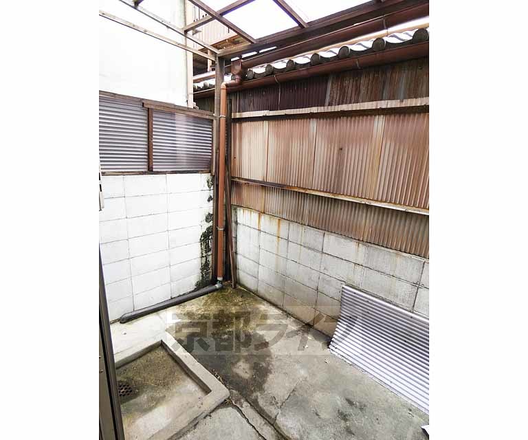 バルコニー　・西側のお部屋写真です　改装前の状態です