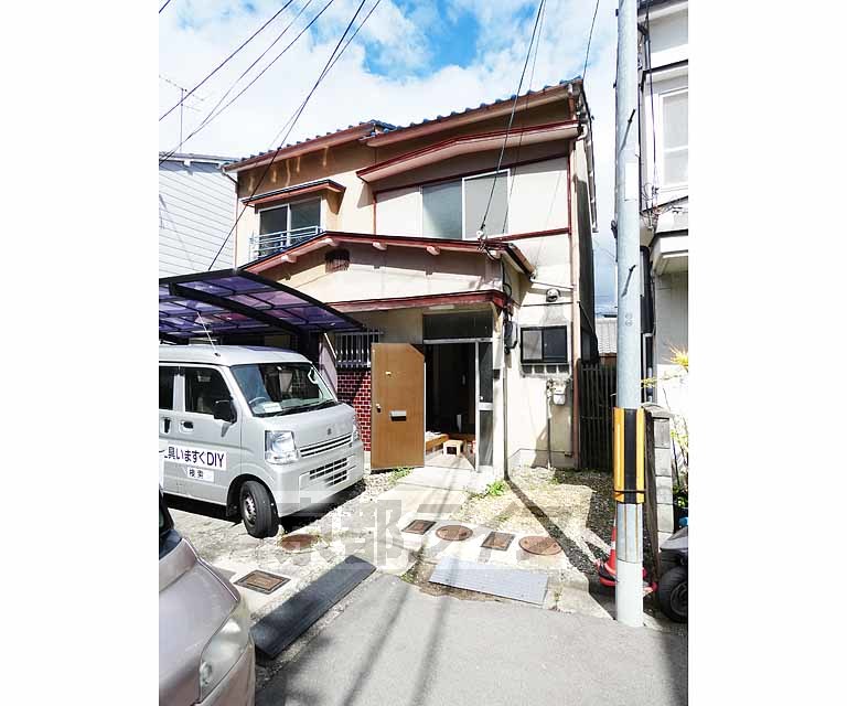 建物外観　向かって右が東側・左が西側です