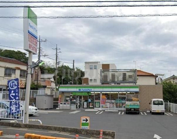 コンビニ　ファミリーマート（コンビニ）まで330m