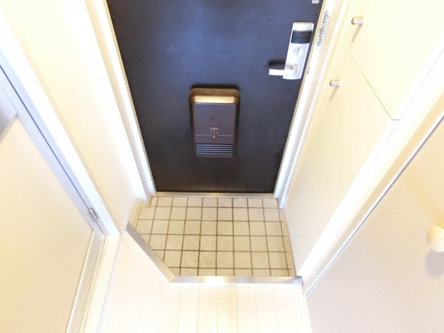 玄関　同物件別部屋写真