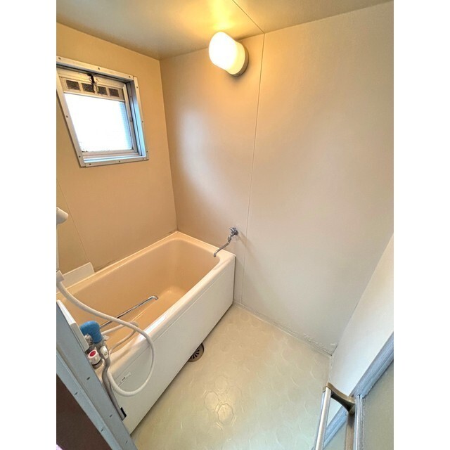 バス・シャワールーム　小窓付きで明るく、換気もできます♪