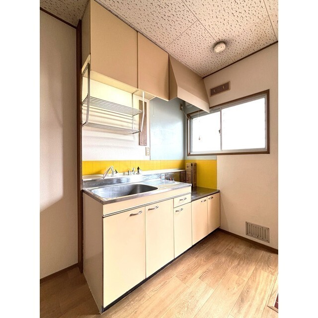 キッチン　吊り棚付きのキッチンです♪