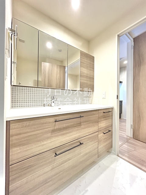 洗面設備　ヘアセット・メイクにも便利な洗面化粧台タイプ♪