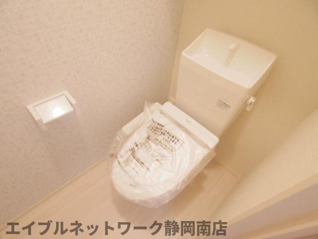 トイレ　落ち着いた色調のトイレです