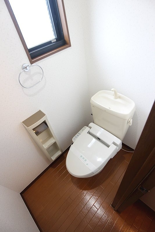 トイレ　温水洗浄機能完備です。