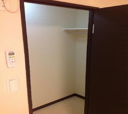 収納　ウォークインクローゼットにはハンガーをかけられるポール有り