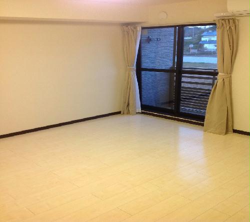 居室・リビング　１階はフローリング　2階は絨毯です。