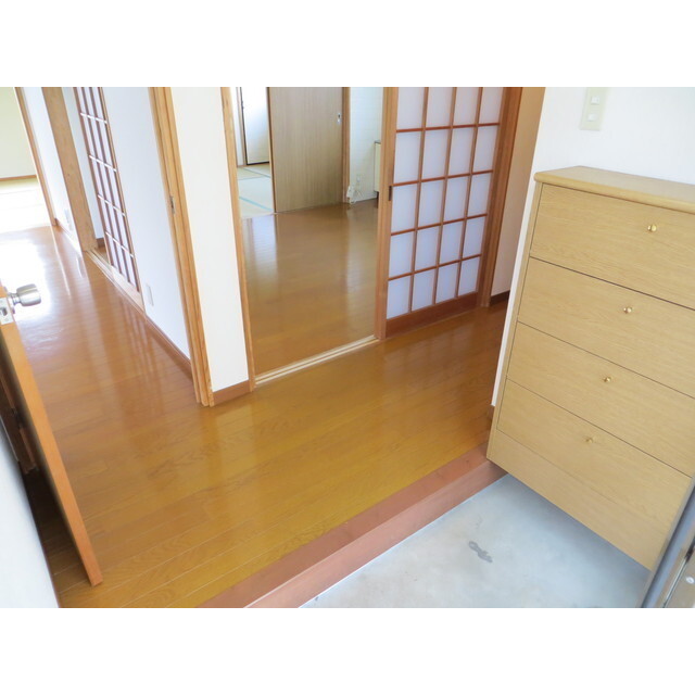 玄関　※入居中のため、前回募集時の写真です。