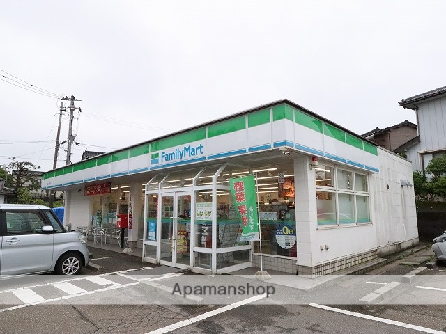 コンビニ　ファミリーマート（コンビニ）まで599m