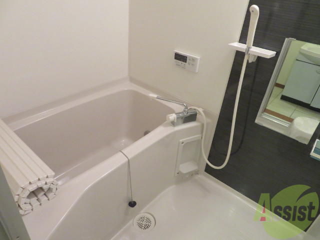 バス・シャワールーム　お風呂は追い焚き付きでゆったりしてますね