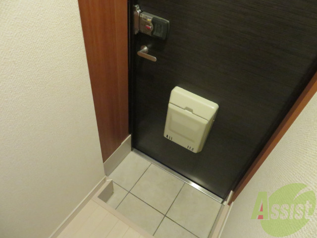 玄関　玄関には縦長のシューズボックスがありますね