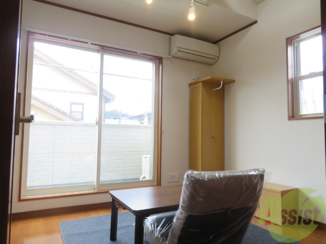 居室・リビング　リビングは２面採光で陽当たりも良好ですね